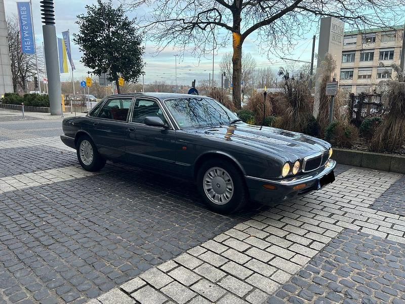 Grau Gebraucht 2002 Jaguar XJ Executive Limousine | 6.500 € (Teuer) - Bild 1/4