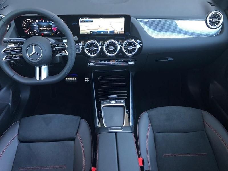 Usata Mercedes GLA200 AMG 163 CV (119 kW) 2024 Argento SUV