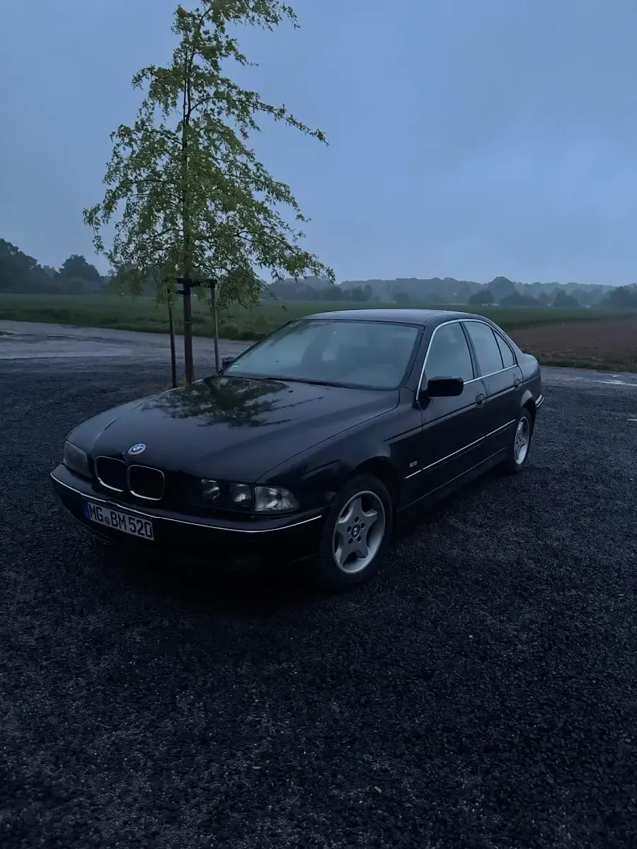 Używany BMW 520 Basis 150 KM (110 kW) 1998 Czarny Sedan/Limuzyna