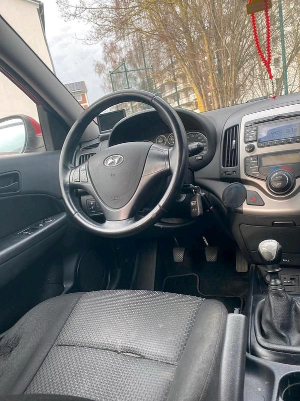 Gebraucht Hyundai i30 90 PS (66 kW) 2010 Rot Kombi