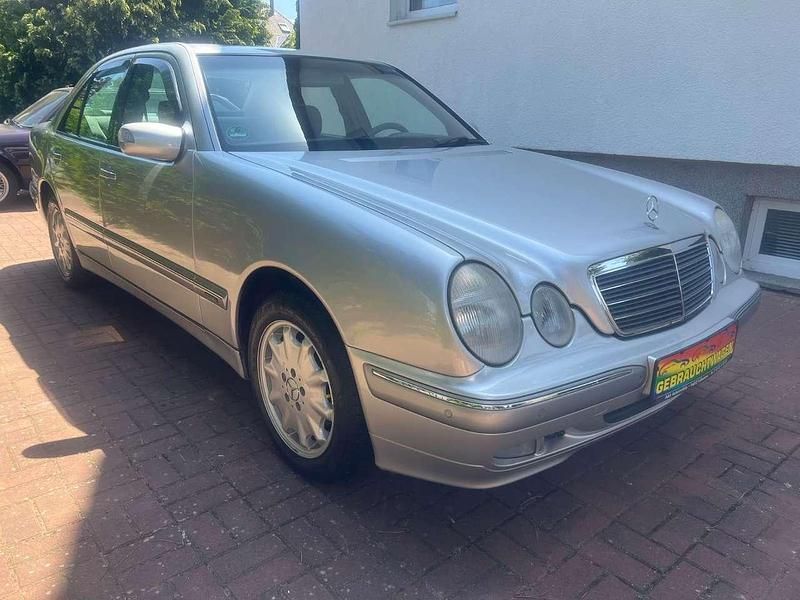 Gebraucht Mercedes E240 Elegance 170 PS (125 kW) 1999 Silber (metallic) Limousine