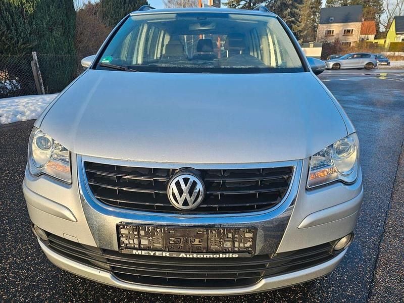 Silber Gebraucht 2010 VW Touran Highline Van / Kleinbus | 3.890 € (Etwas zu teuer) - Bild 1/4