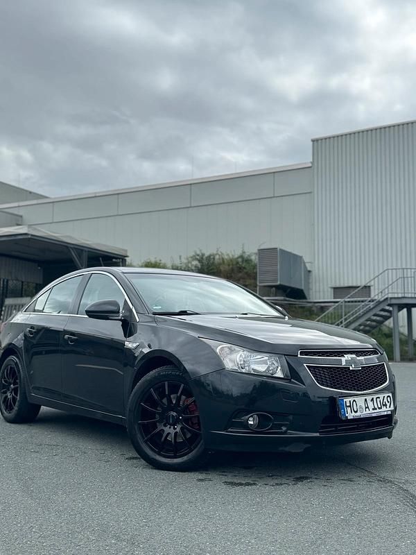 Schwarz Gebraucht 2013 Chevrolet Cruze Limousine | 4.200 € (Fairer Preis) - Bild 1/4