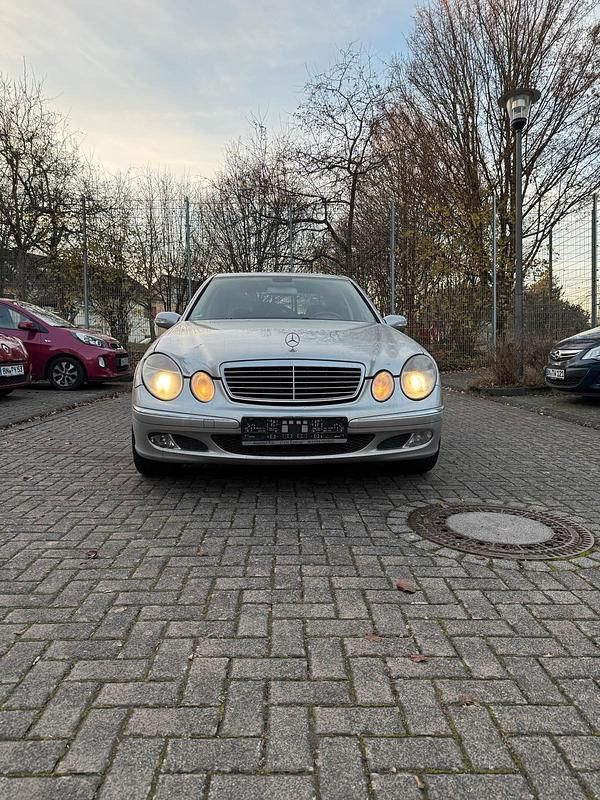 Silber Gebraucht 2003 Mercedes E220 Limousine | 2.500 € (Superpreis) - Bild 1/4