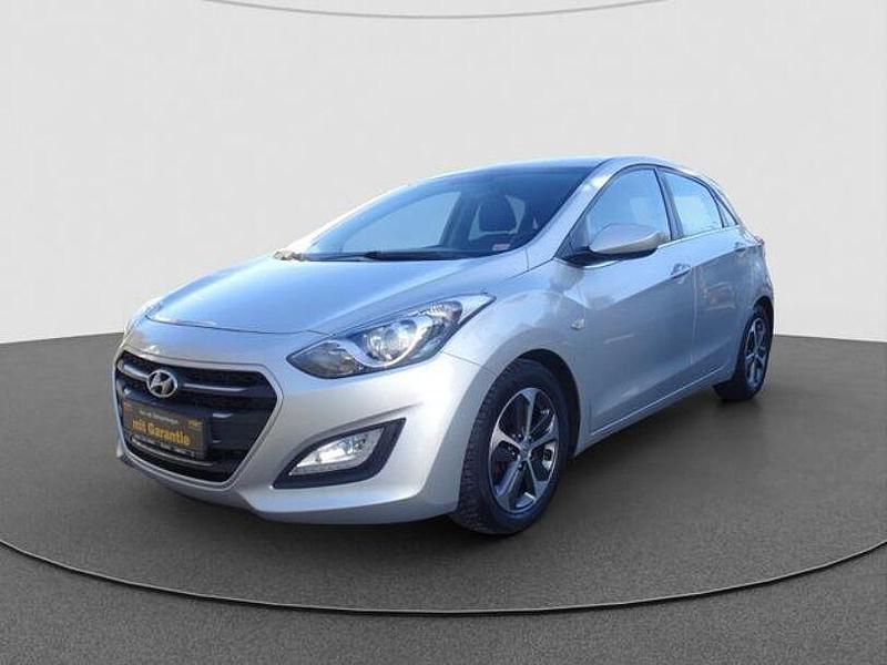 Platinum silver (metallic) Gebraucht 2016 Hyundai i30 YES! Limousine | 7.990 € (Fairer Preis) - Bild 1/3