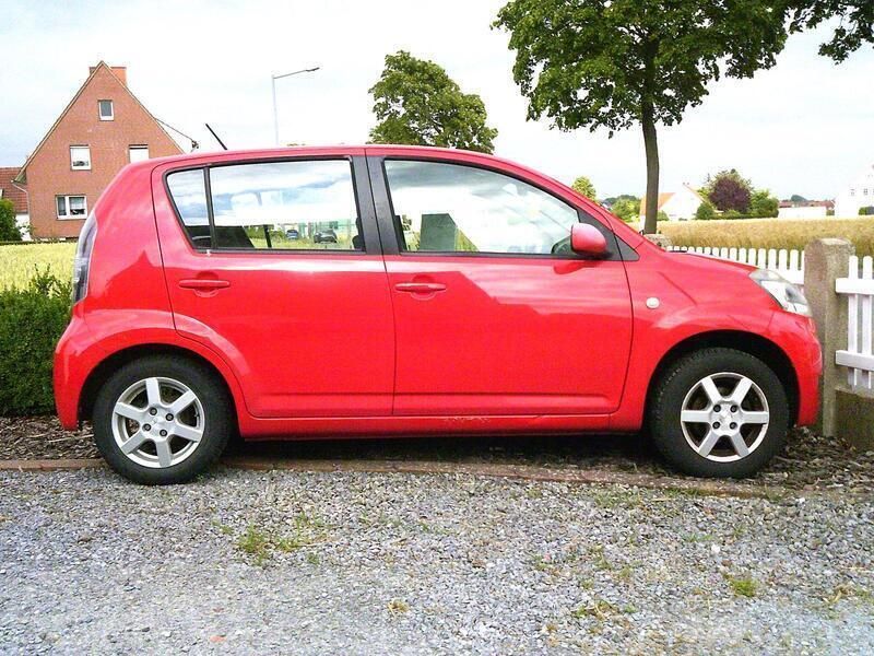 Rot Gebraucht 2008 Daihatsu Sirion Kleinwagen | 2.650 € (Etwas zu teuer) - Bild 1/4