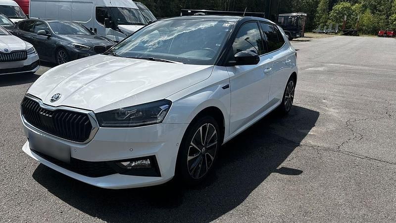Weiß Gebraucht 2021 Skoda Fabia First Edition Limousine | 14.637 € (Superpreis) - Bild 1/4