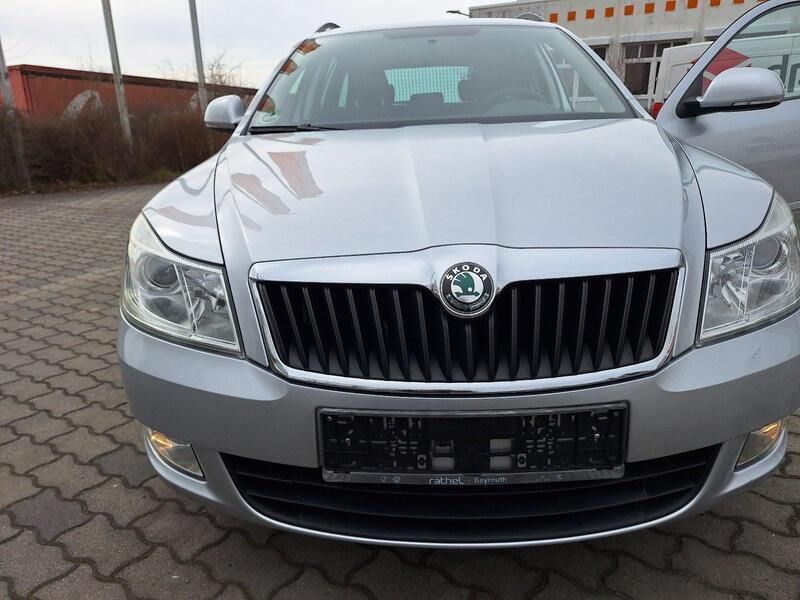 Silber Gebraucht 2012 Skoda Octavia Family Kombi | 5.999 € (Fairer Preis) - Bild 1/4