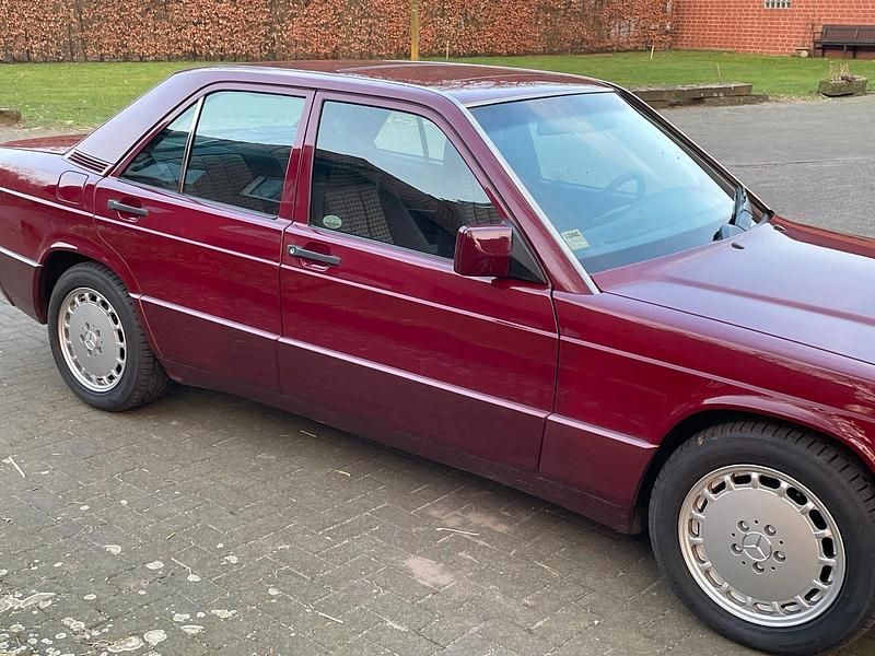 Gebraucht Mercedes 190 94 PS (69 kW) 1992 Rot Limousine