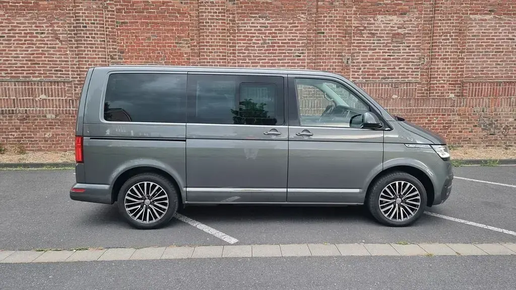 Gebraucht VW Multivan Highline 199 PS (146 kW) 2020 Grau Van / Kleinbus