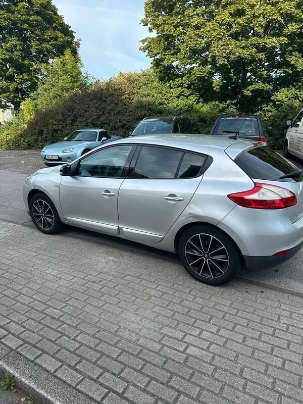 Grau Gebraucht 2013 Renault Mégane III Bose Edition Limousine | 4.800 € - Bild 1/4