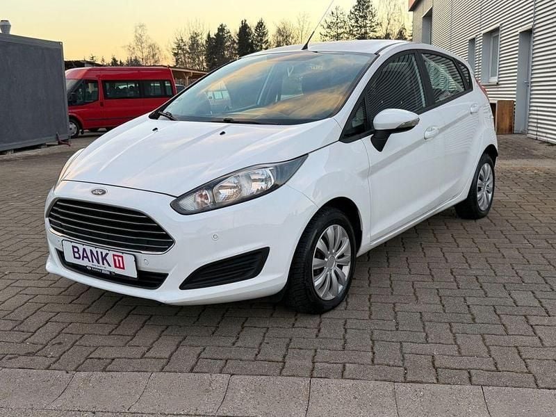 Gebraucht Ford Fiesta 101 PS (74 kW) 2013 Weiß Kleinwagen