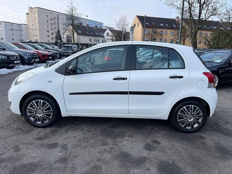Gebraucht Toyota Yaris Cool 69 PS (50 kW) 2011 Weiß Kleinwagen