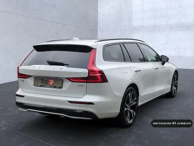 Gebraucht Volvo V60 Plus 197 PS (144 kW) 2025 Weiß Kombi