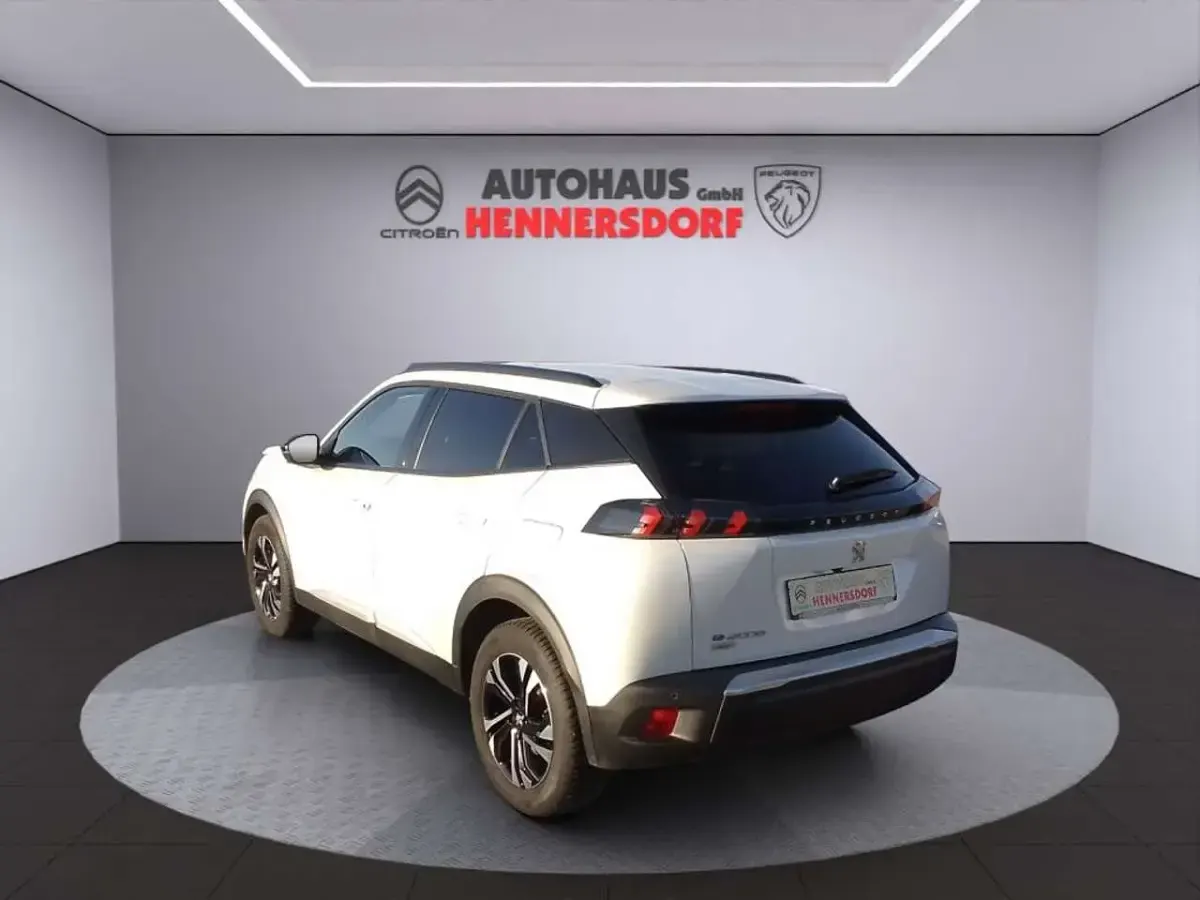 Gebraucht Peugeot e-2008 Allure 100 kW (136 PS) 2022 Perlmutt weiß perleffekt SUV