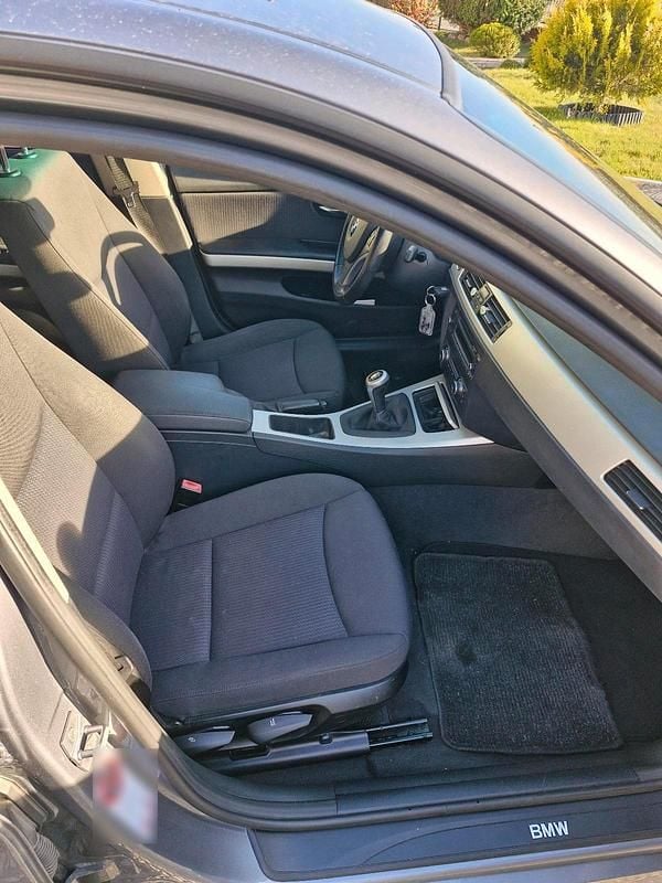 Gebraucht BMW 318 143 PS (105 kW) 2011 Silber Limousine