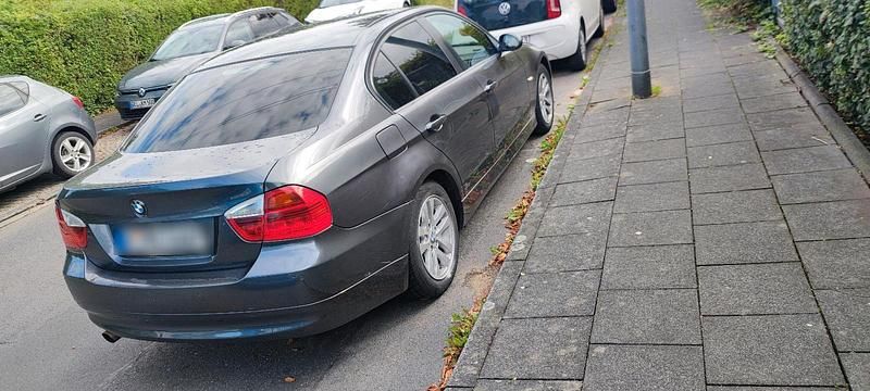 Grau Gebraucht 2006 BMW 318 Limousine | 2.400 € (Superpreis) - Bild 1/4