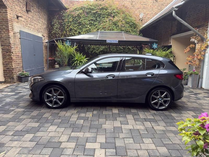 Grau Gebraucht 2019 BMW 118 Sport Line Kleinwagen | 17.900 € (Fairer Preis) - Bild 1/4