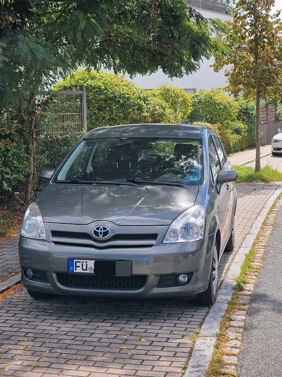 Grau Gebraucht 2005 Toyota Corolla Verso Edition Van / Kleinbus | 3.500 € (Guter Preis) - Bild 1/4