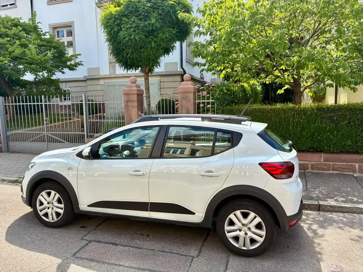 Usado Dacia Sandero Expression 101 CV (74 kW) 2023 Blanco Utilitario