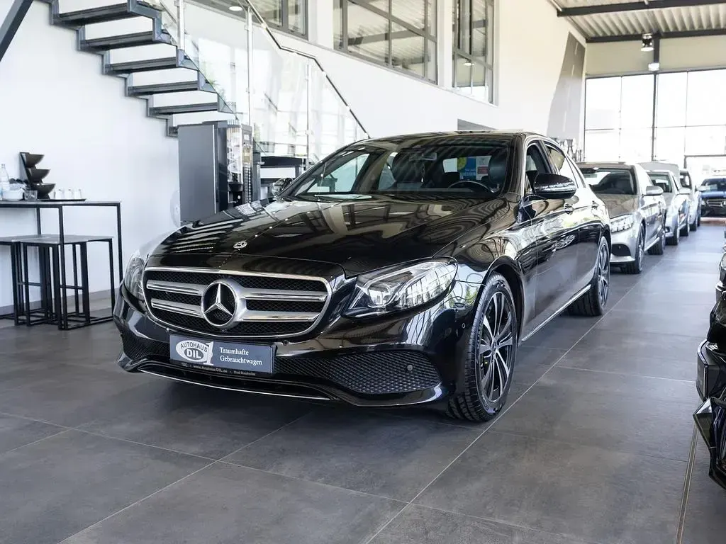 Gebraucht Mercedes E220 194 PS (142 kW) 2018 Obsidianschwarz  metalliclack Limousine