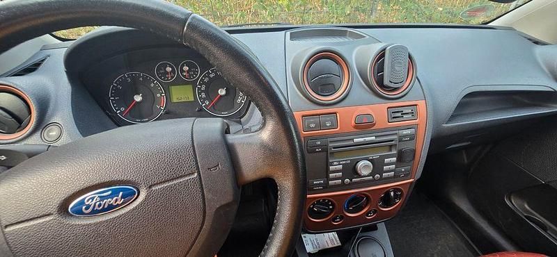 Gebraucht Ford Fiesta Style 69 PS (50 kW) 2008 Rot Kleinwagen