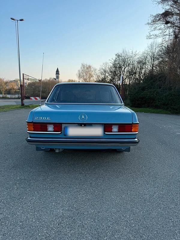 Gebraucht Mercedes E230 136 PS (100 kW) 1981 Blau Limousine