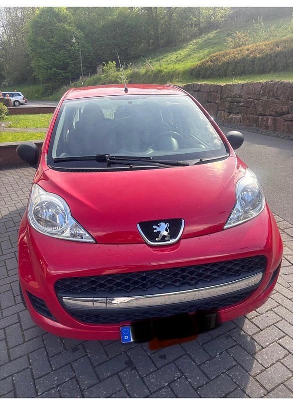 Rot Gebraucht 2009 Peugeot 107 Kleinwagen | 2.300 € (Fairer Preis) - Bild 1/4