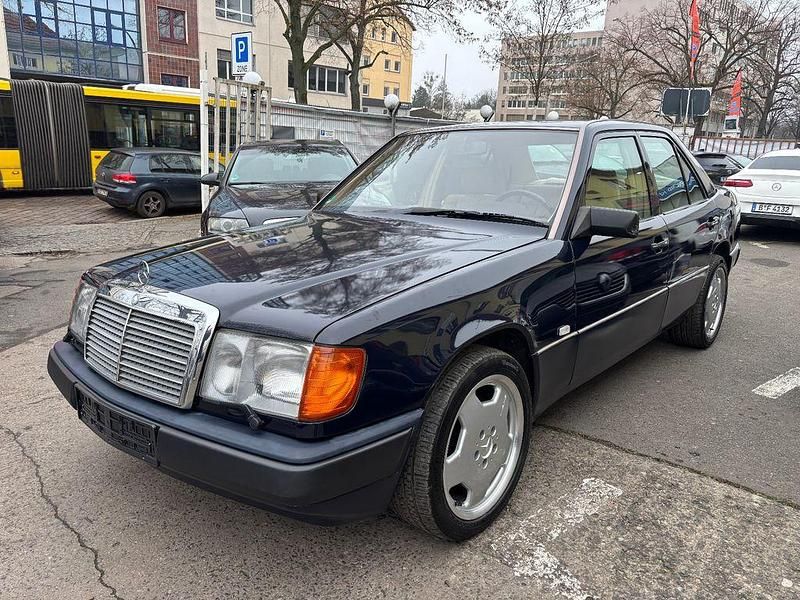 Gebraucht Mercedes E300 AMG 179 PS (131 kW) 1992 Blau Limousine