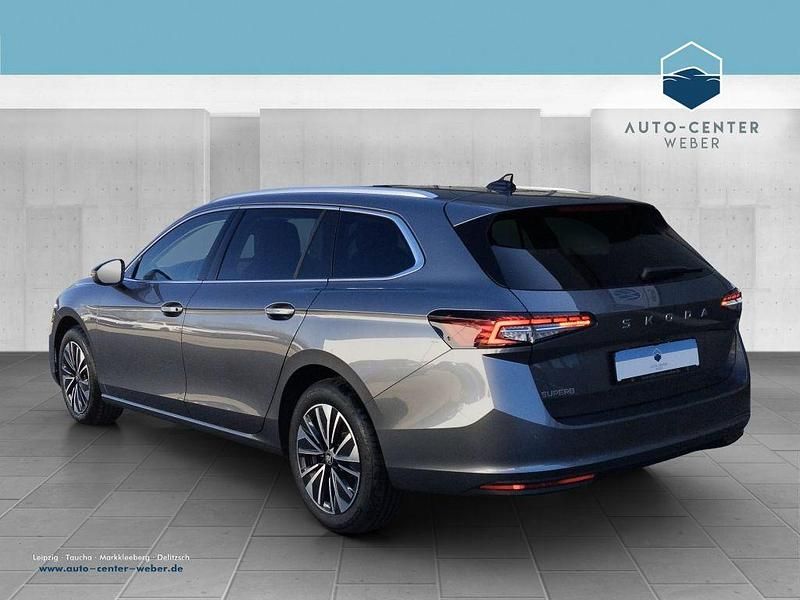 Neu Skoda Superb Selection 150 PS (110 kW) 2026 Grau Kombi