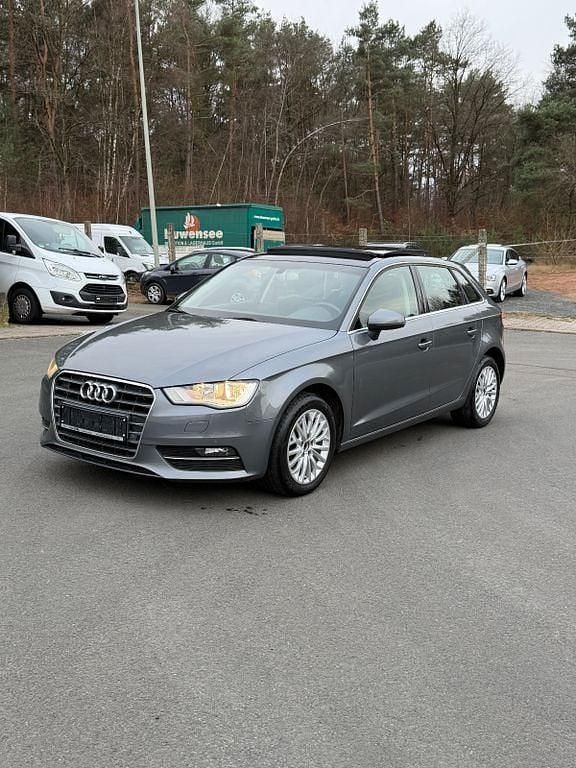 Grau Gebraucht 2015 Audi A3 Ambiente Limousine | 10.900 € (Fairer Preis) - Bild 1/4