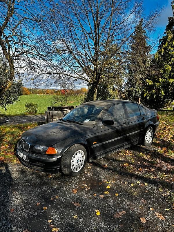 Schwarz Gebraucht 2000 BMW 320 Limousine | 650 € (Superpreis) - Bild 1/4