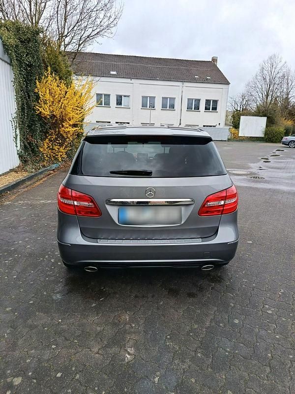 Gebraucht Mercedes B180 110 PS (80 kW) 2014 Grau Van / Kleinbus