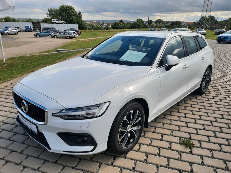 Weiß Gebraucht 2021 Volvo V60 Momentum Kombi | 31.990 € (Fairer Preis) - Bild 1/4