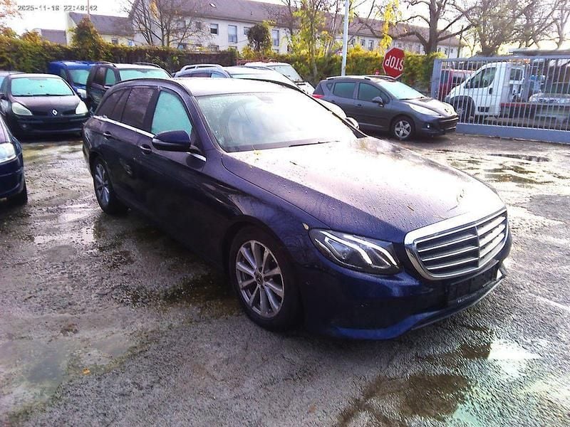Blau Gebraucht 2017 Mercedes E200 Avantgarde Limousine | 9.350 € (Superpreis) - Bild 1/4