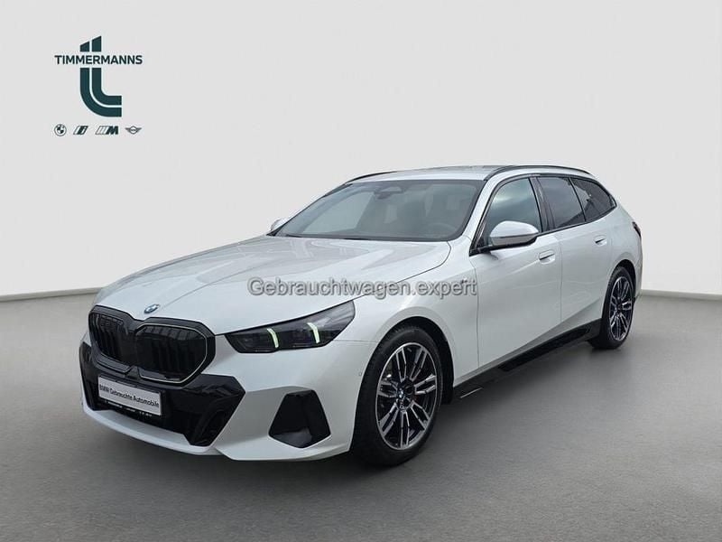 Mineralweiß (metallic) Gebraucht 2024 BMW 520 Shadowline Kombi | 48.890 € (Superpreis) - Bild 1/4