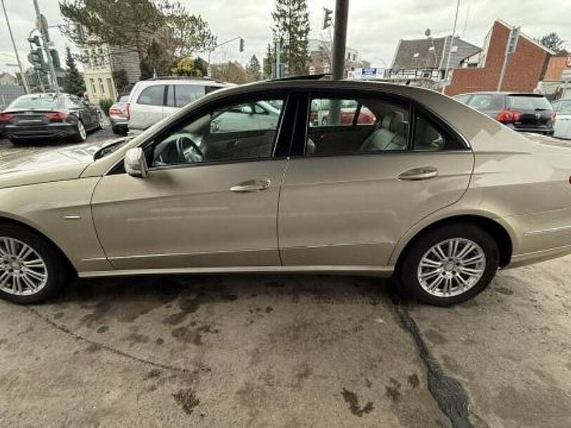 Usata Mercedes E220 170 CV (125 kW) 2009 Beige Berlina
