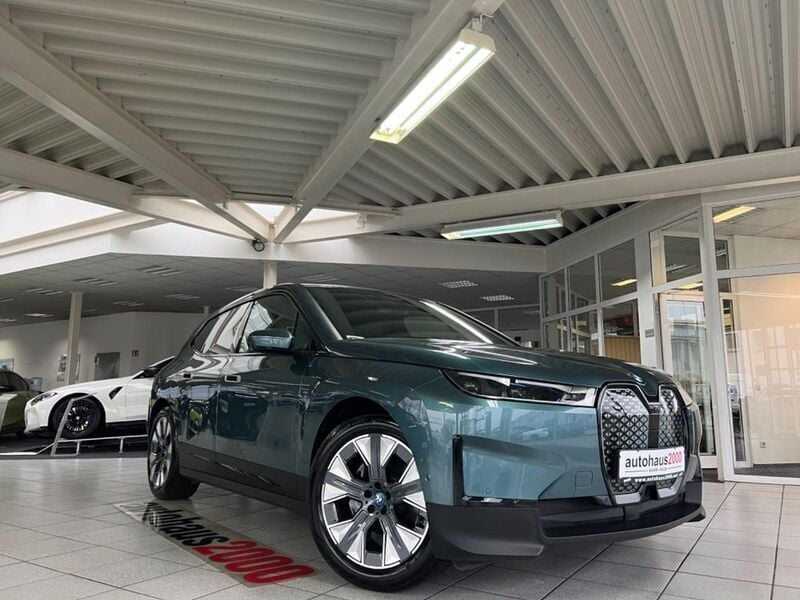 Blau Gebraucht 2021 BMW iX Shadowline SUV | 51.950 € (Fairer Preis) - Bild 1/4