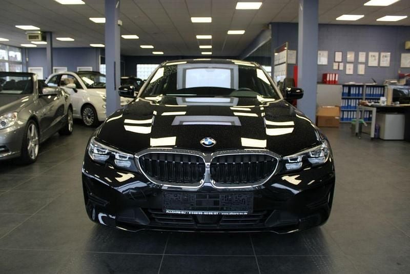 Gebraucht BMW 318 Advantage 156 PS (114 kW) 2021 Saphirschwarz metallic Limousine