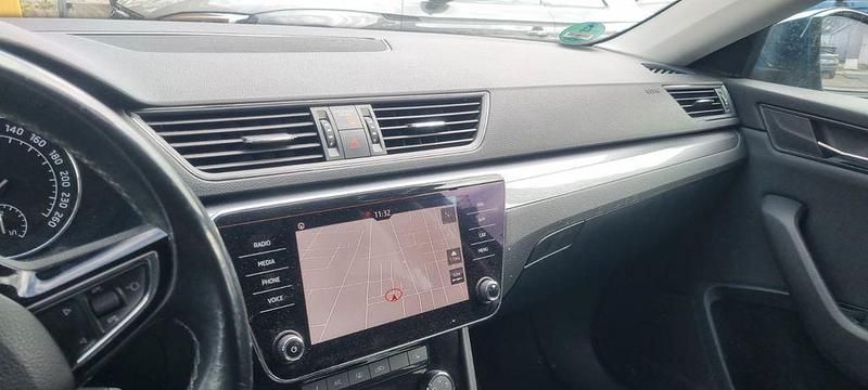 Gebraucht Skoda Superb Active 150 PS (110 kW) 2019 Blau Kombi