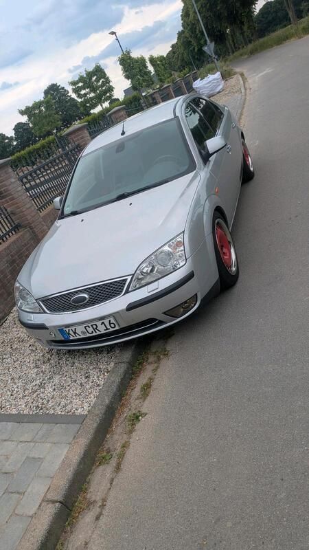 Grau Gebraucht 2003 Ford Mondeo Ghia Limousine | 3.300 € (Etwas zu teuer) - Bild 1/4