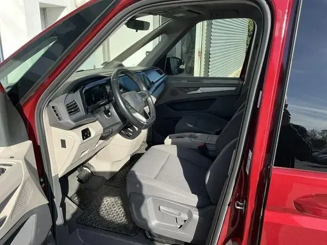 Gebraucht VW Multivan Basis 150 PS (110 kW) 2023 Fortanarot metallic Van / Kleinbus