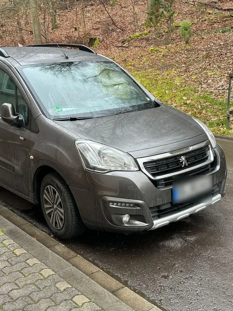 Gebraucht Peugeot Partner Tepee Active 99 PS (72 kW) 2016 Braun Van / Kleinbus