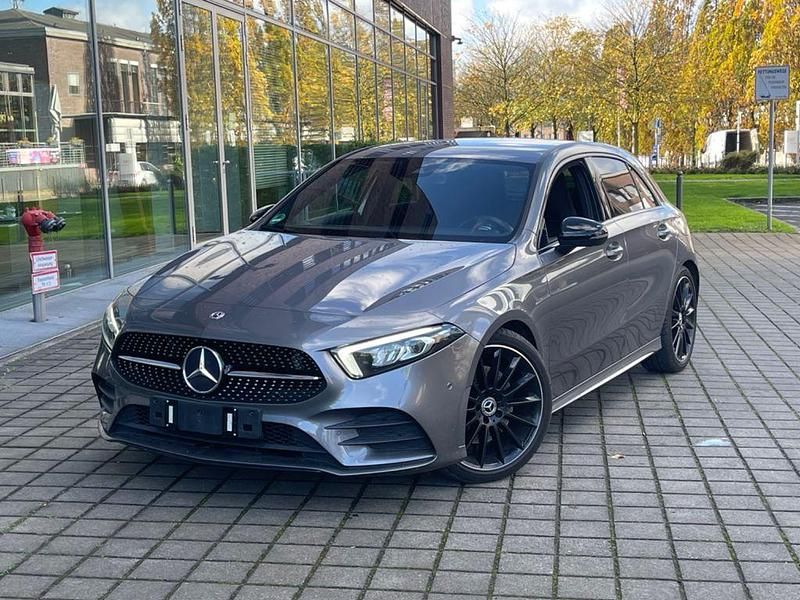Grau Gebraucht 2019 Mercedes A220 AMG line Limousine | 24.500 € (Fairer Preis) - Bild 1/4