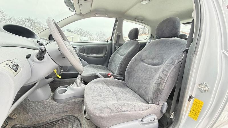 Gebraucht Toyota Yaris Sol 87 PS (63 kW) 2002 Silber Limousine