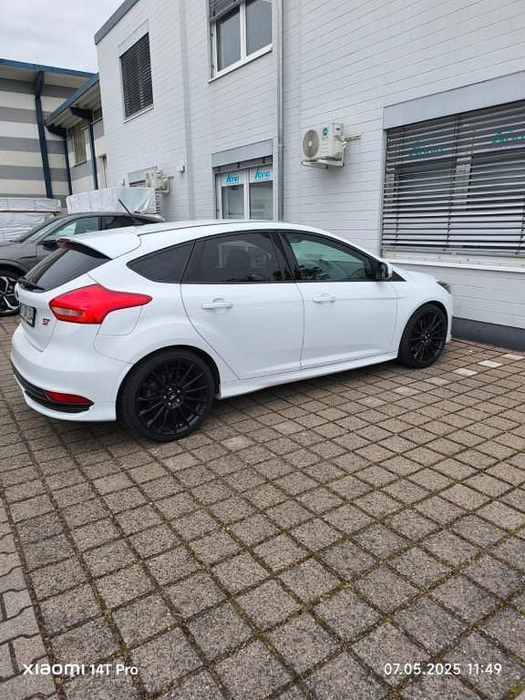Weiß Gebraucht 2018 Ford Focus ST Limousine | 14.000 € (Guter Preis) - Bild 1/4