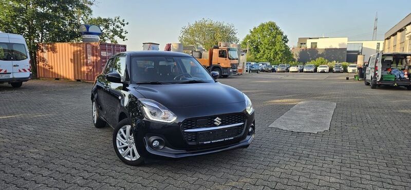 Schwarz Gebraucht 2021 Suzuki Swift Comfort+ Limousine | 12.900 € (Superpreis) - Bild 1/4