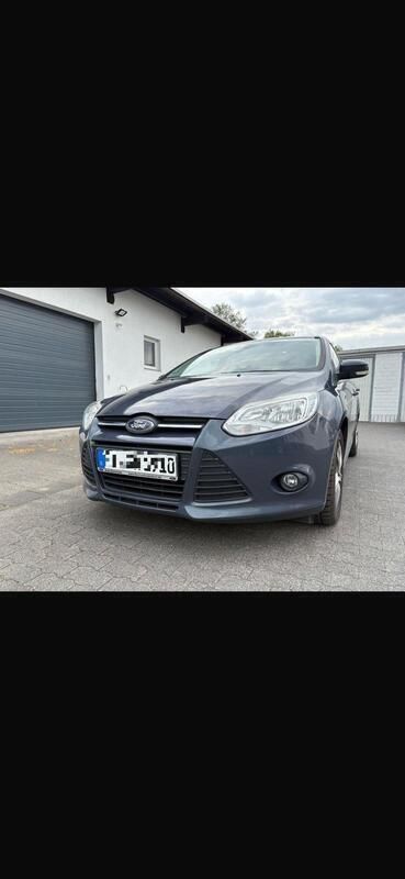 Grau Gebraucht 2014 Ford Focus Limousine | 8.299 € (Etwas zu teuer) - Bild 1/4