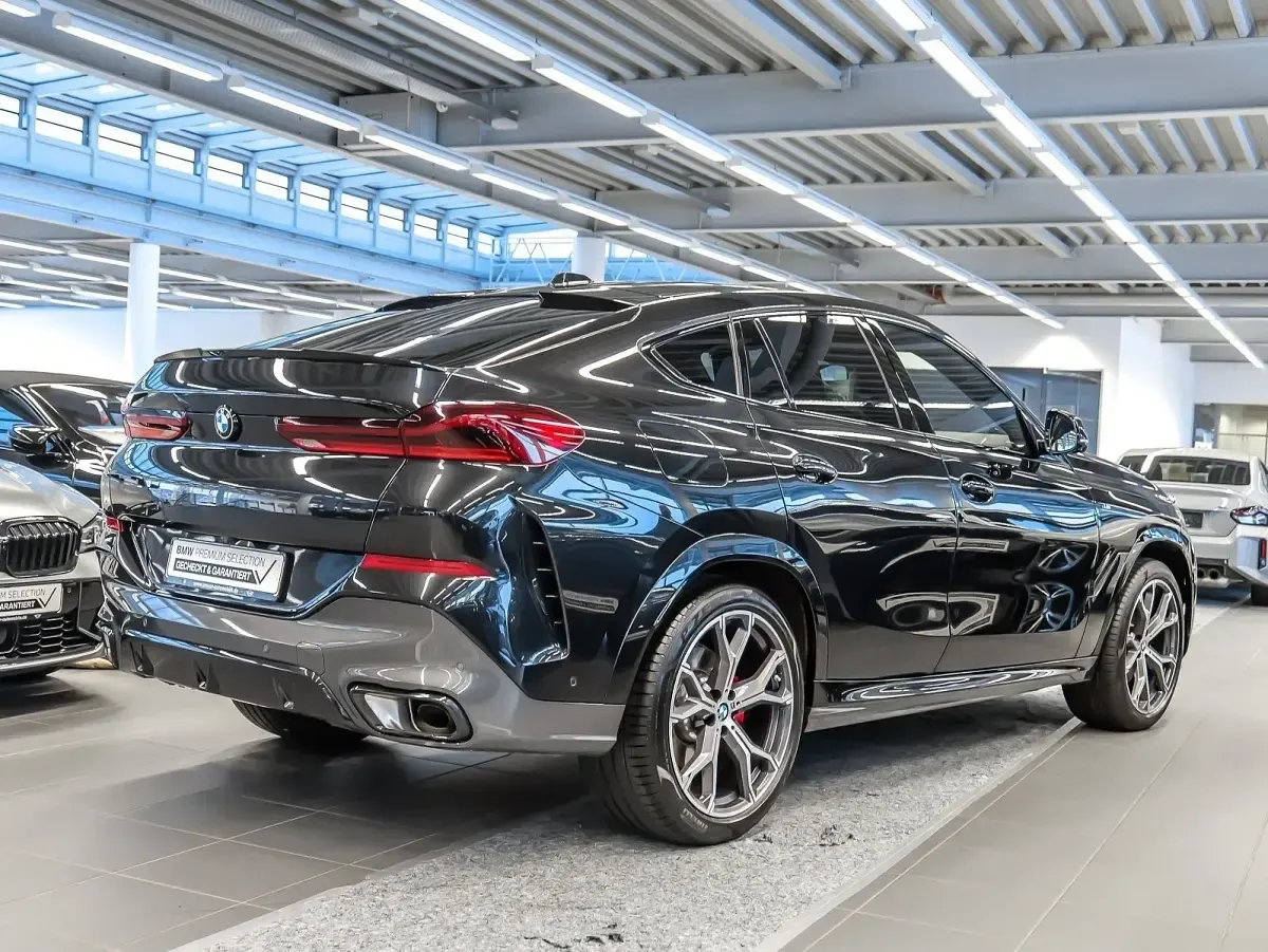Gebraucht BMW X6 M Sport 298 PS (219 kW) 2024 Black sapphire SUV