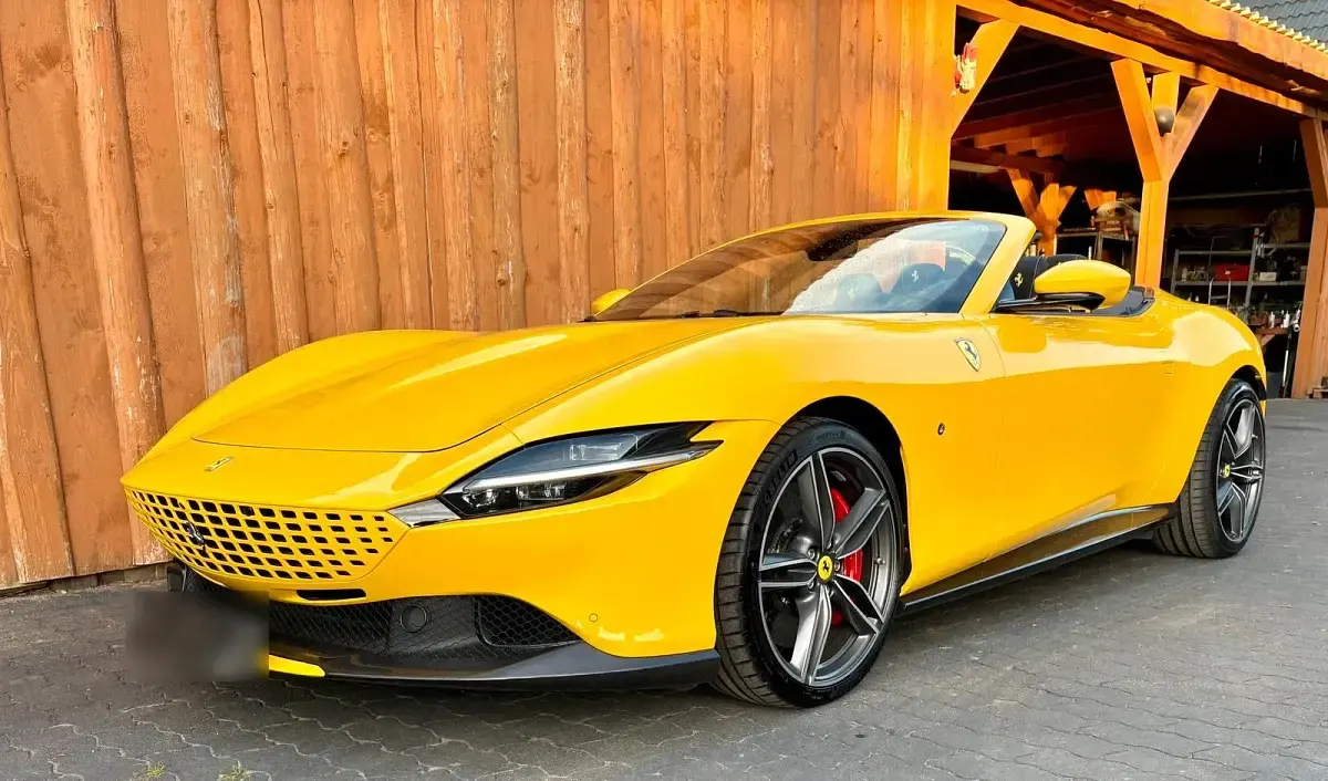 Second-hand Ferrari Roma 620 CP (456 kW) 2024 Galben Cabrio